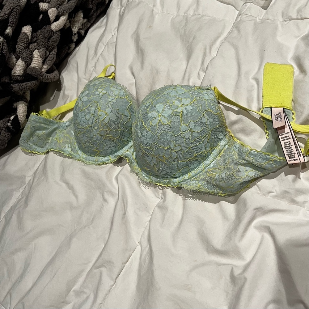VICTORIA’s SECRET LINED DEMI BRA